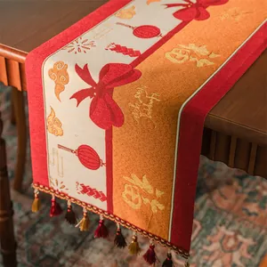 Dettaglio del runner da tavola festivo rosso con nappe jacquard e carattere Fu
