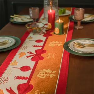 Dettaglio del ricamo Fu e della nappa rossa sul runner da tavola jacquard festivo
