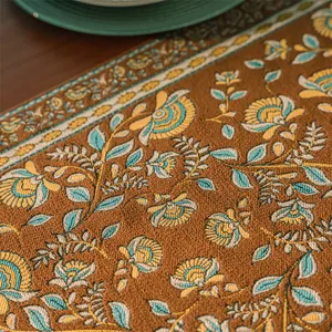 Dettaglio macro del runner da tavola jacquard boho con trama floreale vintage