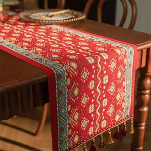 Vista dettagliata del runner da tavola jacquard con motivi boho e nappe