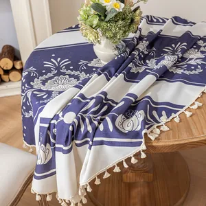 Nappe ronde en coton et lin avec fleurs bleues et pompons en coton beige