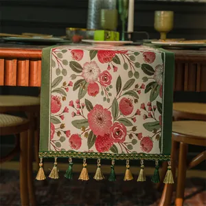 Dettaglio del runner da tavolo vintage jacquard con eleganti nappe verdi sulla tavola