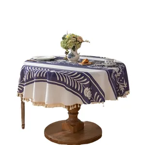 Nappe ronde en coton et lin avec motif floral bleu et bordure à pompons fins