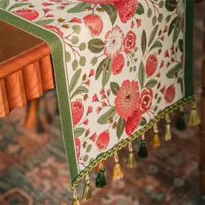 Runner da tavola jacquard retrò con motivi floreali e frange eleganti su tavolo in legno