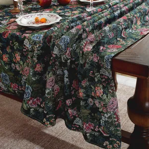 Detailopname van vintage bloemenpatroon en stofstructuur op een houten tafel