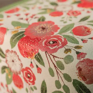Dettaglio ravvicinato del tessuto jacquard vintage con motivi floreali a trama fitta