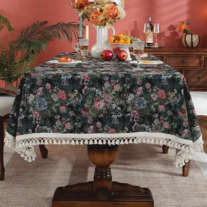 Vintage tafelkleed met donkere bloemenprint en een elegante witte kwastjes rand