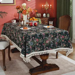 Amerikaans vintage bloementafelkleed met franjes voor een klassieke retro-eetervaring