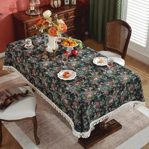 Vintage bloemen rechthoekig tafelkleed met beige franje op een houten tafel