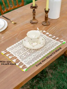 Détail du set de table bohème 24x32cm en coton crocheté avec pompons et tailles
