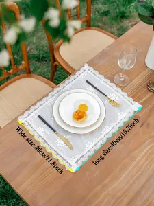 Set de table en dentelle blanche 30x40cm avec broderie florale sur table en bois rustique