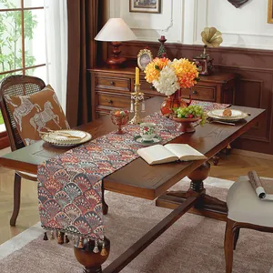 Dettaglio del runner da tavola jacquard geometrico con nappe fatte a mano e trama spessa