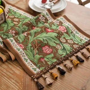 Retro jacquard tafelloper met vintage bloemenpatroon en kwastjes op een houten tafel