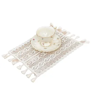 Set de table bohème en coton blanc avec glands faits main et texture tissée ajourée