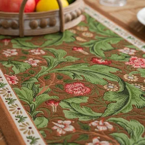 Macro-opname van retro jacquard tafelloper met ingewikkelde bloemige textuur