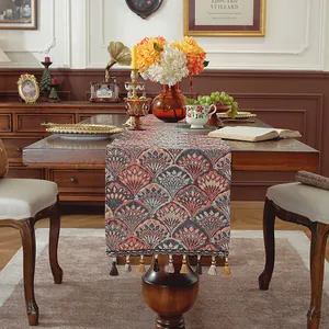 Primo piano del runner da tavola jacquard retrò con motivi boho e nappe colorate