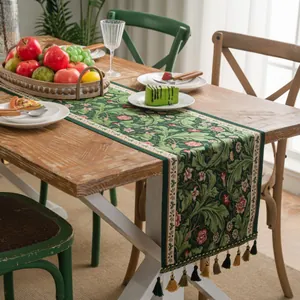 Donkergroene jacquard tafelloper met William Morris bloemmotieven en kwastjes