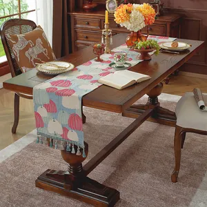 Dettaglio del runner da tavola jacquard a zucca in cotone e lino con nappe bicolore