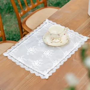 Set de table rectangulaire en dentelle blanche avec broderie florale et bords festonnés