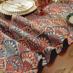 Dettaglio del runner da tavolo vintage in jacquard con motivi floreali e nappe eleganti
