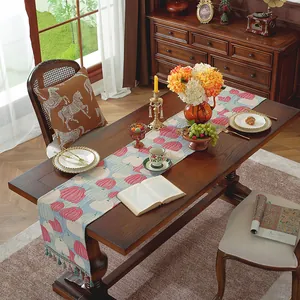Dettaglio di runner da tavola bohémien con motivi colorati e nappe decorative etniche