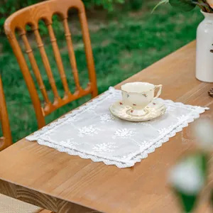 Set de table en dentelle blanche française avec broderie 3D et bords festonnés