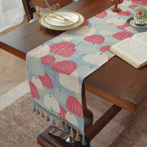 Dettaglio di runner da tavola jacquard bohémien con motivi zucca e nappe a frangia
