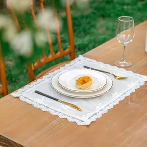 Set de table français en dentelle blanche avec broderie florale 3D sur table en bois