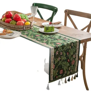 Vintage jacquard tafelloper met groen bloemenpatroon en elegante franjes met kwastjes