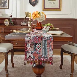 Runner da tavola bohémien con design patchwork colorato e nappe decorative