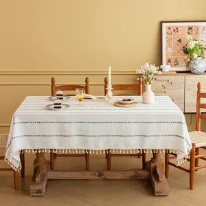 Detail van het crème jacquard tafelkleed met blauwe strepen en franjes aan de rand