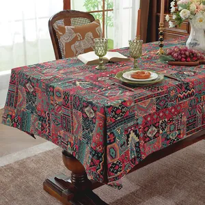 Boheems jacquard rechthoekig tafelkleed met tribale patronen op een houten eettafel