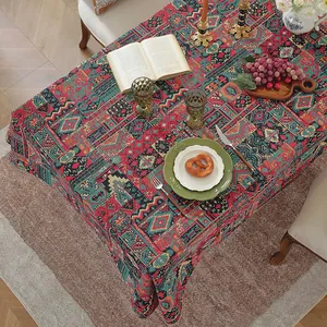 Detailopname van Boheems jacquard tafelkleed met geometrische patronen op houten tafel