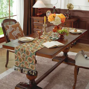 Texture dettagliata del runner da tavolo jacquard con girasoli e frange decorative