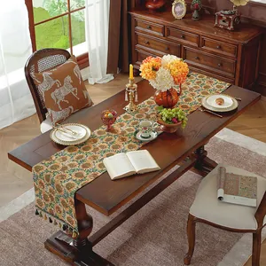 Dettaglio runner da tavolo jacquard con girasoli e frange di nappe verde scuro