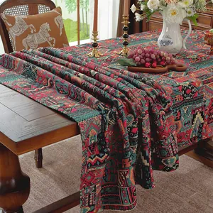 Detail van bohemien jacquard tafelkleed met vintage etnische patronen en kwastjes