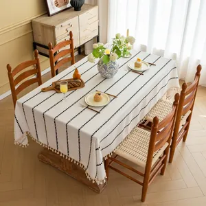Detail van modern jacquard tafelkleed met zwarte strepen en elegante kwastjesrand
