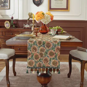 Dettaglio del runner da tavola jacquard con girasoli e frange decorative con nappe