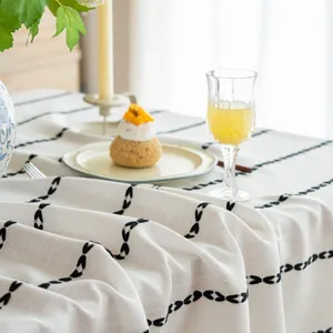 Detail van borduurtextuur op een minimalistisch jacquard tafelkleed met zwarte patronen