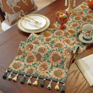 Dettaglio runner da tavola vintage jacquard girasole con pizzo e nappe intrecciate