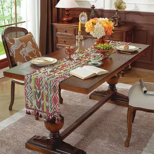 Dettaglio del runner da tavola jacquard con nappe colorate e motivi geometrici