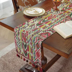 Dettaglio del runner da tavolo spesso in cotone e lino con motivi geometrici colorati