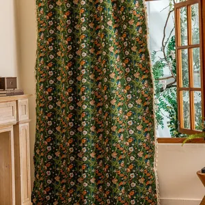 Detalle de cortina floral vintage William Morris con borlas de pompones de color crema