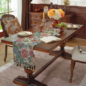 Dettaglio del runner da tavola jacquard floreale con eleganti nappe decorative