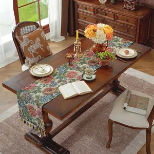 Dettaglio del runner da tavola jacquard floreale vintage con nappe e trama spessa e ricca