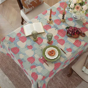 Detail van bohemien bloemen- en vogelpatroon op dik jacquard tafelkleed met kwastjes