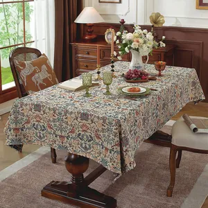 Detail van dik jacquard tafelkleed met vintage bloemen- en vogelpatronen van Morris