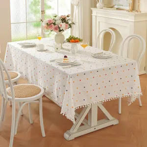 Nappe rectangulaire minimaliste avec pois colorés et bordure à franges de pompons blancs