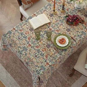 Macro-opname van een rechthoekig tafelkleed met vintage bloemen- en vogel-jacquardpatronen