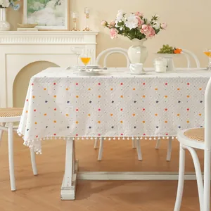 Nappe rectangulaire crème à pois colorés et pompons décoratifs pour table de salle à manger